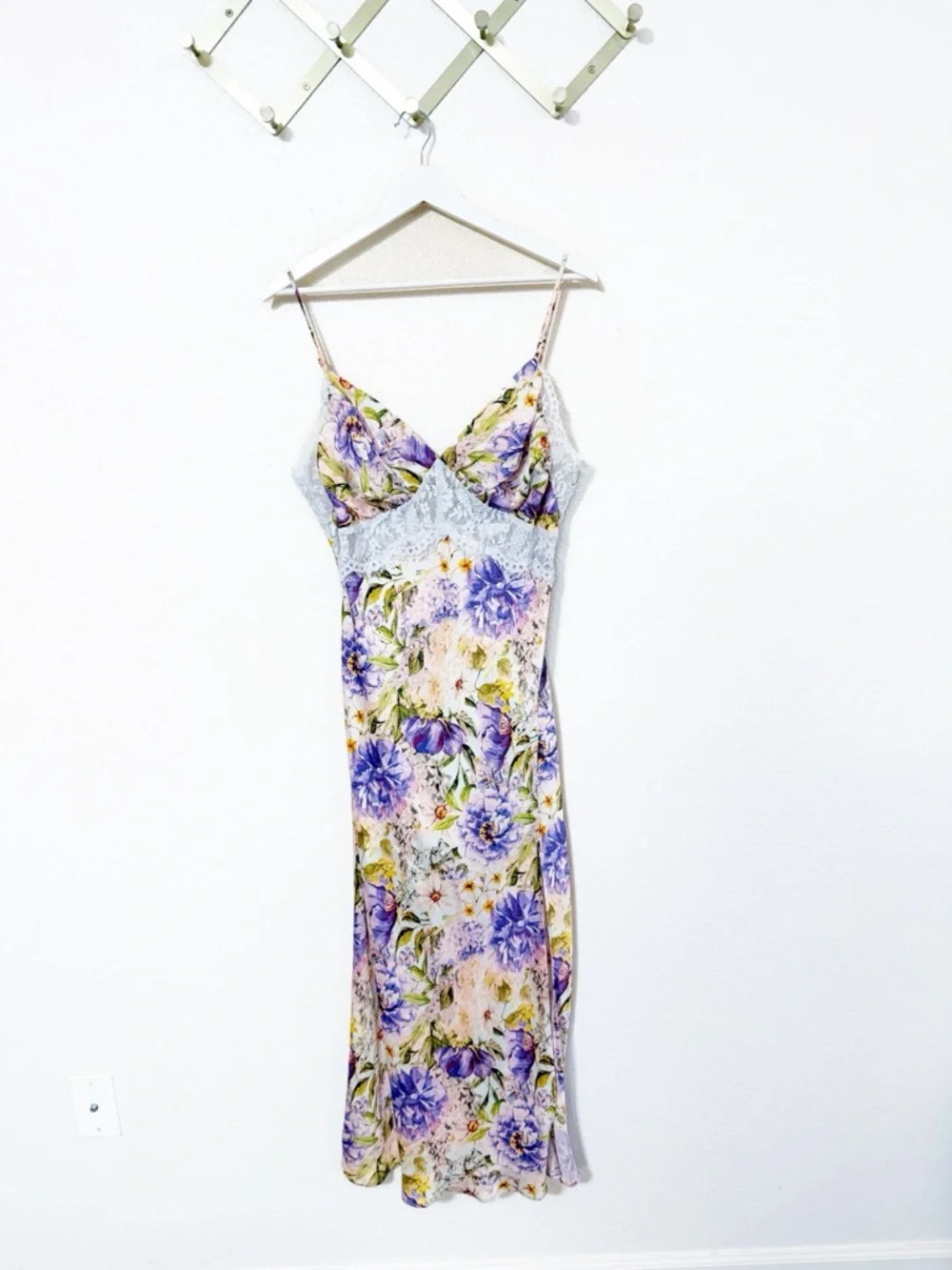 ASTR The Label Ivanna Floral Print Lace Panel Satin Maxi Dress in Purple NEW - Picture 9 of 13